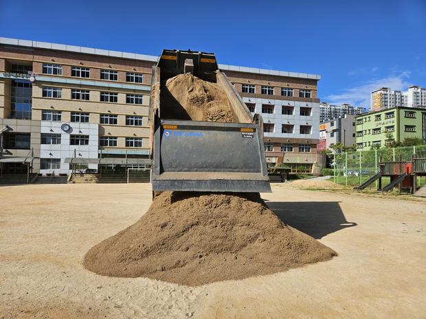학교 운동장 잡초 제거: 전국산업안전으로 안전하고 건강한 놀이터 만들기!