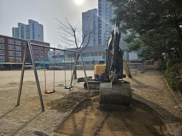 마산면유치원운동장 잡초 제거, 전국산업안전으로 안정적인 놀이터 만들어보세요!