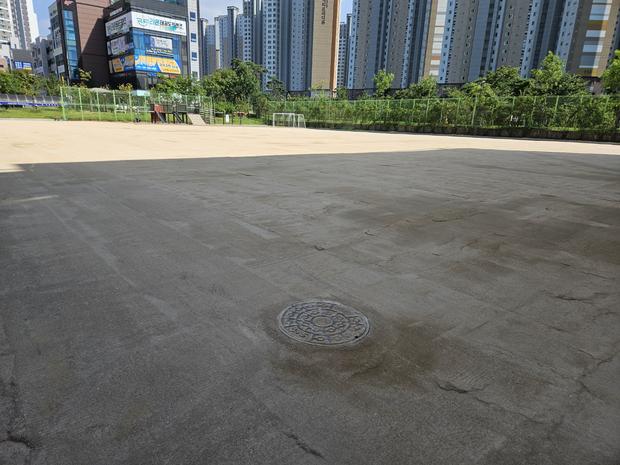 마산면초등학교 운동장 잡초 제거, 전국산업안전으로 깨끗한 놀이터 만들어보세요!