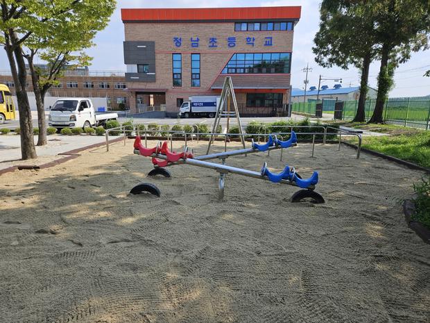 마산면어린이집 운동장 잡초 제거: 전문 시공으로 안전하고 건강한 놀이터 만들기 관련 이미지