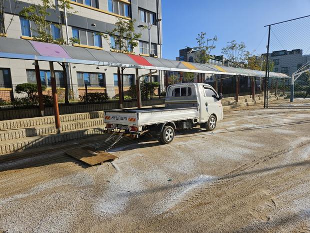 학교 운동장 잡초 제거: 전문 시공으로 안전하고 깨끗한 환경 만들기
