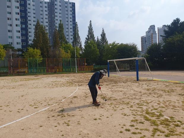 학교 운동장 안전,  과역면어린이집 소금살포! 전국산업안전 핵심 기준 확인!