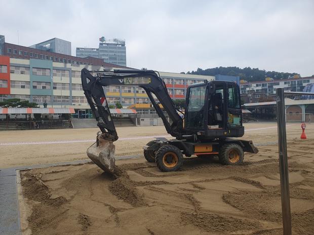 두원면중학교 운동장 소금살포, 안전 & 품질 최고! 전문 시공으로 지속 가능한 교육 ...