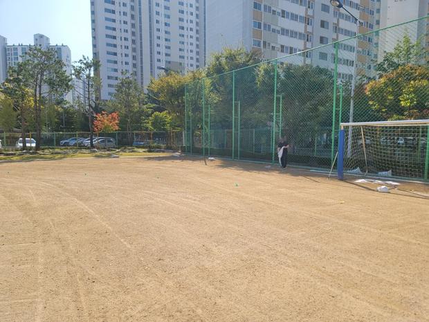 동일면중학교 운동장 잡초 제거, 전국산업안전으로 안전하고 아름다운 공간 만들기!