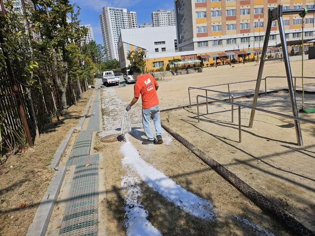 보성읍초등학교 운동장 소금살포 ❌ 안전하게! 전국산업안전으로 건강한 놀이터를 만듭니다!
