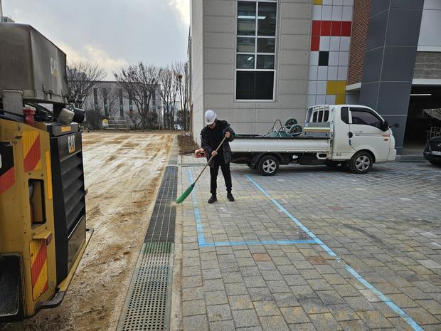 보성읍중학교 운동장 잡초 제거, 전국산업안전으로 깨끗하고 안전한 운동 공간 만들어보세요!