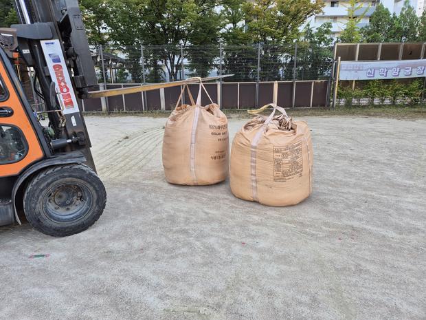 학교 운동장 잡초 제거, 안전과 효율성 최우선! 전국산업안전으로 빛나는 깨끗한 공간 만들기