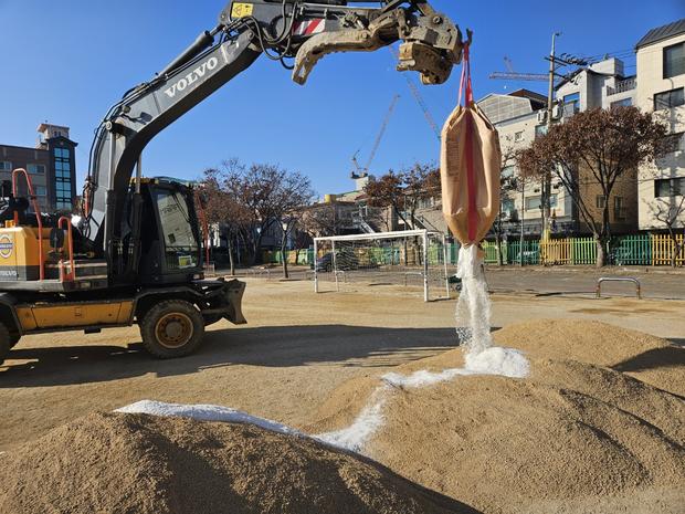학교 운동장 잡초 제거, 전국산업안전으로 안정적인 놀이터 만들어봐!