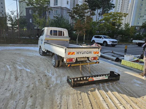 학교 운동장 잡초 제거, 전국산업안전으로 안전하고 건강한 놀이터 만들기!