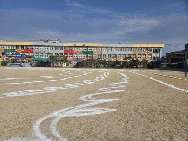 학교 운동장 모래보충: 전국산업안전으로 건강하고 안전한 놀이 환경 만들기