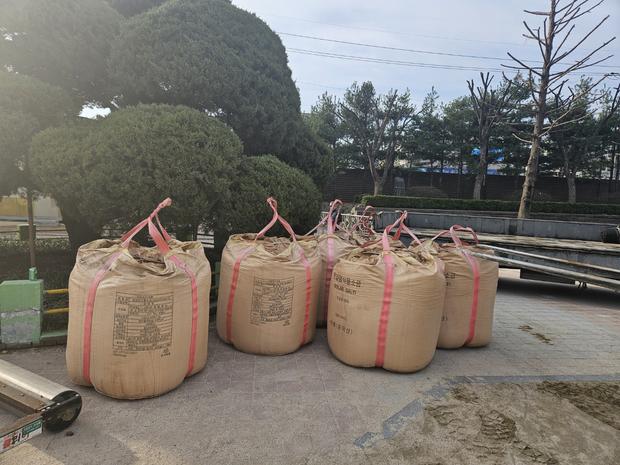 학교 운동장 잡초 제거, 안전 & 효율적으로 해결하기: 전국산업안전!