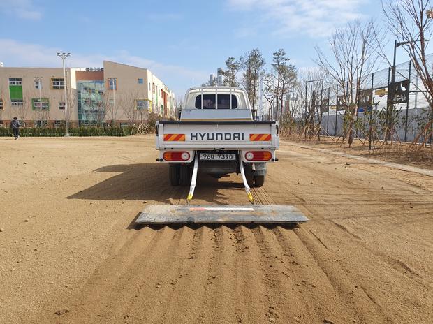 사평면유치원운동장소금살포: 학교 운동장 안전, 전국산업안전으로 건강한 학생들을 위한 ...