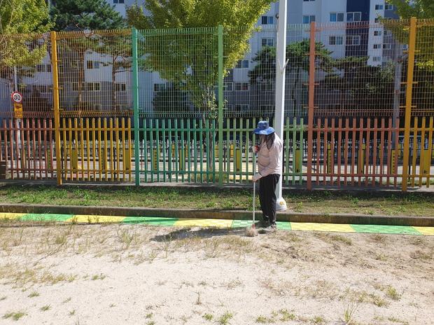 학교 운동장 잡초 제거: 전국산업안전으로 깨끗하고 안전한 운동 공간 만들기
