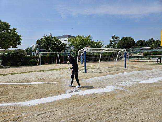 학교 운동장 잡초 제거! 전국산업안전으로 안전하고 깨끗한 공간 만들자