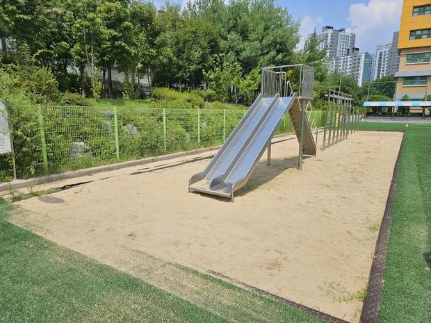 동면병설유치원 운동장 관리, 전국산업안전으로 안전하고 깨끗하게!