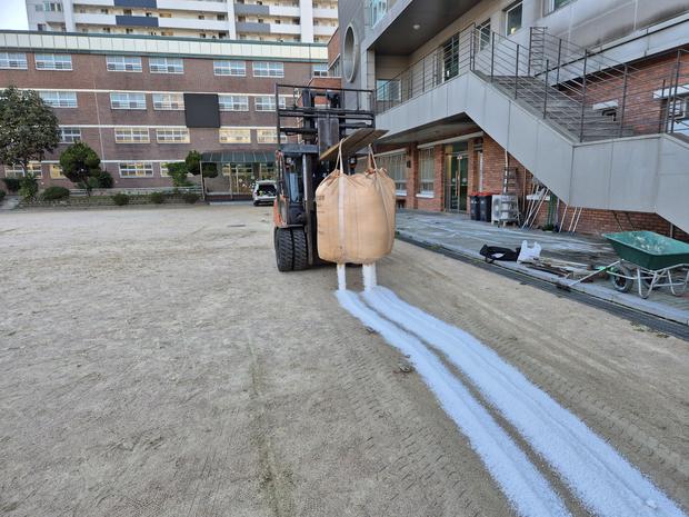 학교 운동장 안전! 동면병설유치원 소금살포, 전국산업안전으로 실력 UP!