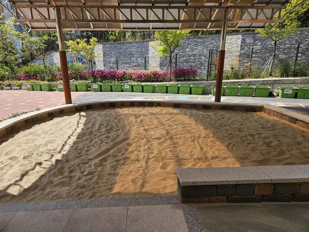 학교 운동장 잡초 제거, 전국산업안전으로 건강한 놀이터 만들자!