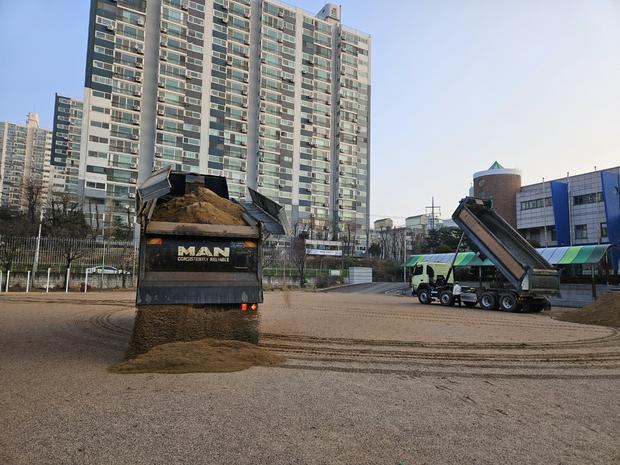 용산면 유치원 운동장 소금살포: 전국산업안전으로 깨끗하고 안전한 놀이터 만들기!