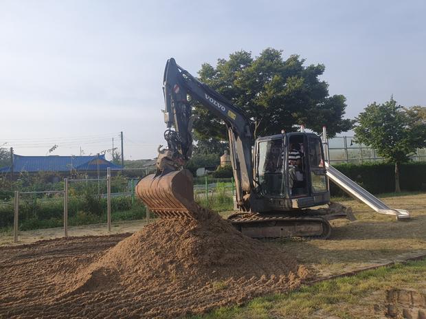 용산면고등학교 운동장 잡초 제거, 전국산업안전으로 안정적인 활동하세요!