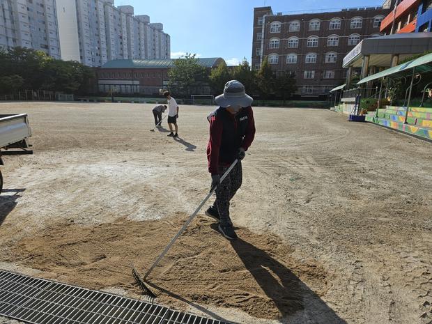 장동면초등학교 운동장 모래보충, 전문 업체로 안전하고 튼튼하게!
