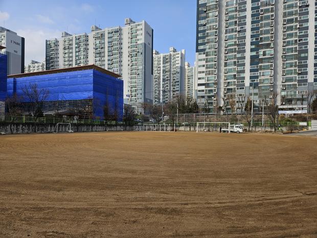 회진면중학교 운동장 소금살포: 전문 시공으로 안전과 품질 최우선!
