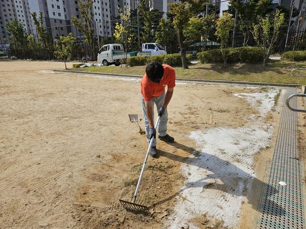 대구면어린이집운동장 잡초 제거: 전국산업안전으로 건강한 놀이터 만들기! 관련 이미지