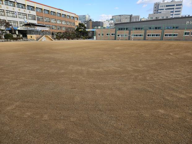신전면중학교 운동장 소금살포: 전국산업안전으로 걱정 없이 놀이터를 더욱 안전하게!