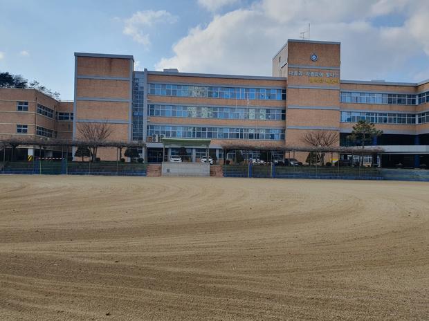 신전면중학교 운동장 잡초 제거, 전문 시공으로 안정적인 놀이터 만들기!