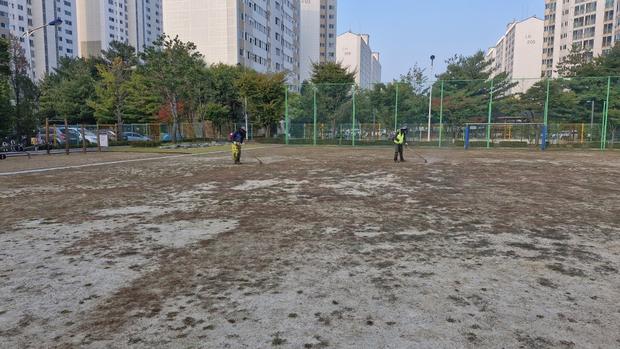 학교 운동장 잡초 제거, 전국산업안전으로 안전하고 깨끗한 공간 만들기!