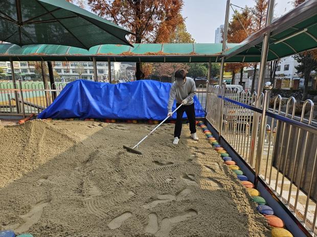 해남읍중학교 운동장 소금살포: 전국산업안전으로 걱정 끝!
