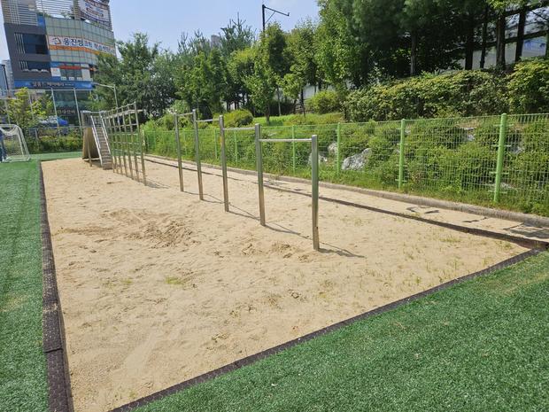 화산면초등학교 운동장 잡초 제거: 전문 시공으로 안전하고 깨끗한 공간 만들기
