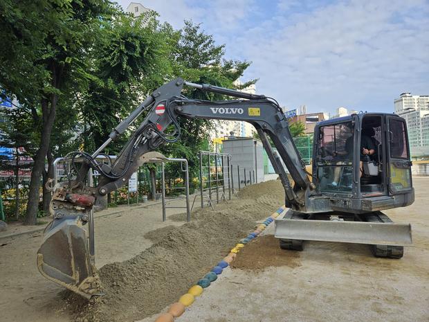 화산면중학교 운동장 잡초 제거 전문가로 안전하고 깔끔하게!