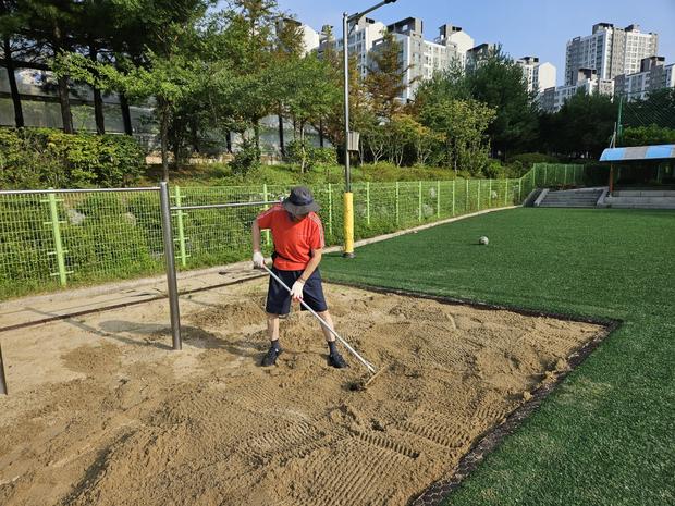 학교 운동장 잡초 제거, 전문가는 이렇게 해야! 안전한 놀이터 만들고 ?