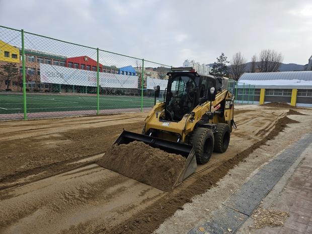 영암읍중학교 운동장 소금살 포하기! 전문 시공으로 안전하고 깨끗한 공간 만들기