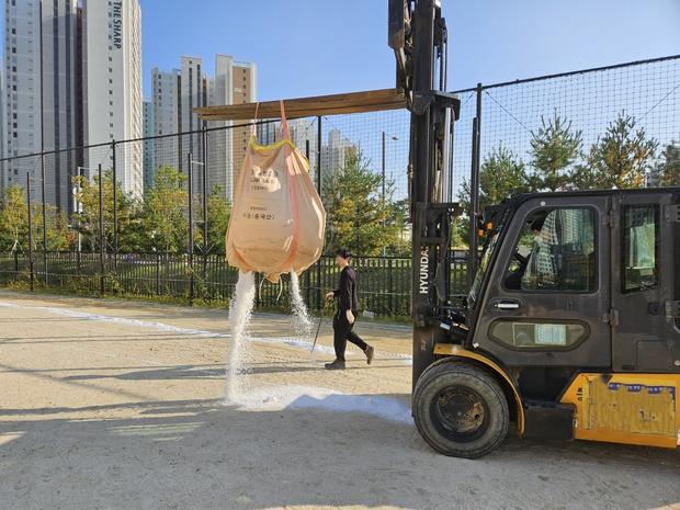 덕진면초등학교 운동장 소금 뿌리 전문 시공, 안전과 신뢰를 위한 선택!