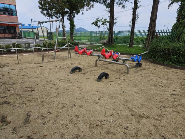 학교 운동장 잡초 제거, 전국산업안전으로 안전하게!