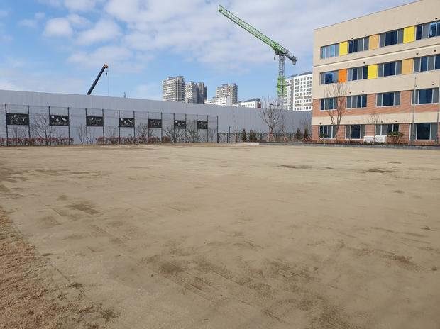 군서면초등학교 운동장 잡초 제거: 전문 시공으로 깨끗하고 안전한 놀이터 만들어보세요!