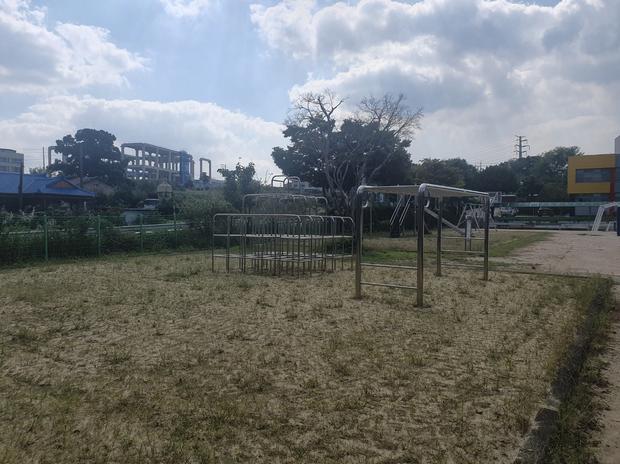 학교 운동장 잡초 제거, 전문 시공으로 안전하고 깨끗한 환경 만들어보세요!