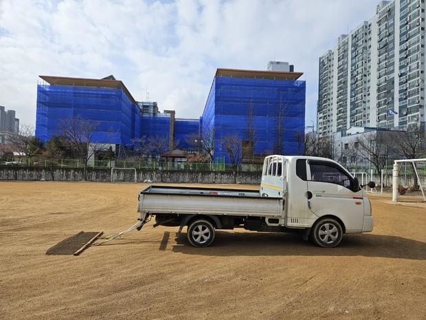 학교 운동장 잡초 제거: 전문가의 안전 & 효율적인 방법!