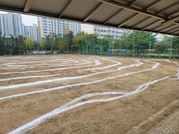 청계면고등학교 운동장 소금살포: 전문 시공으로 안전하고 쾌적한 공간 만들기!