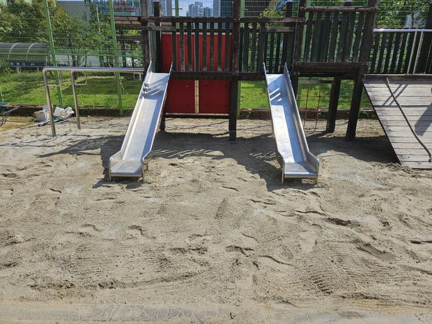 학교 운동장 잡초 제거! 전국산업안전으로 안전하고 시원하게!
