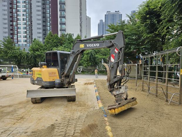 학교 운동장 모래 보충: 전국산업안전으로 안전하고 튼튼하게 놀이 시간!