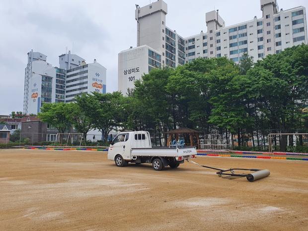 손불면초등학교 운동장 소금 살포: 전문 시공으로 안전하고 품질 좋은 공간 만들어보세요!