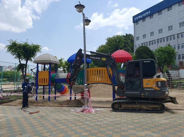 학교 운동장 잡초 제거, 안전 & 효율성 확보! 전국산업안전으로 걱정 끝!