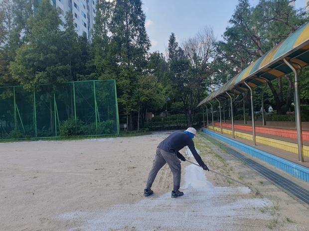 북이면고등학교 운동장 소금살포 전문 팀, 안전과 품질 최우선!