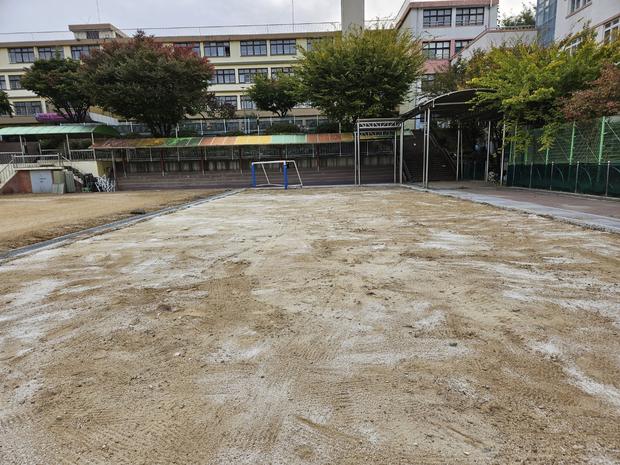 학교 운동장 모래 보충, 안전성 & 정확도까지 전국산업안전으로 완벽하게!