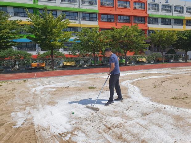 학교 운동장 소금 살포: 전국산업안전으로 안전하고 튼튼한 곳 만들기!