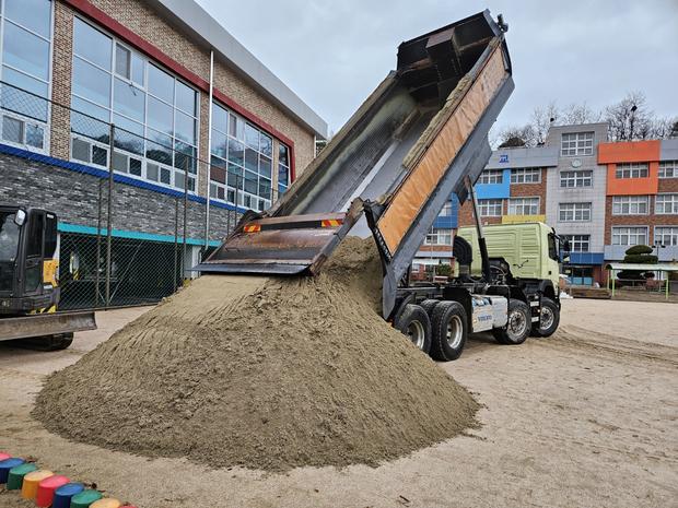 신지면고등학교 운동장 소금살포: 전문 시공으로 안전하고 지속 가능한 놀이터 만들기! 관련 이미지
