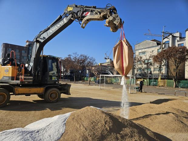 군내면고등학교 운동장 잡초 제거, 전문 시공으로 안전 & 효율성 확보!