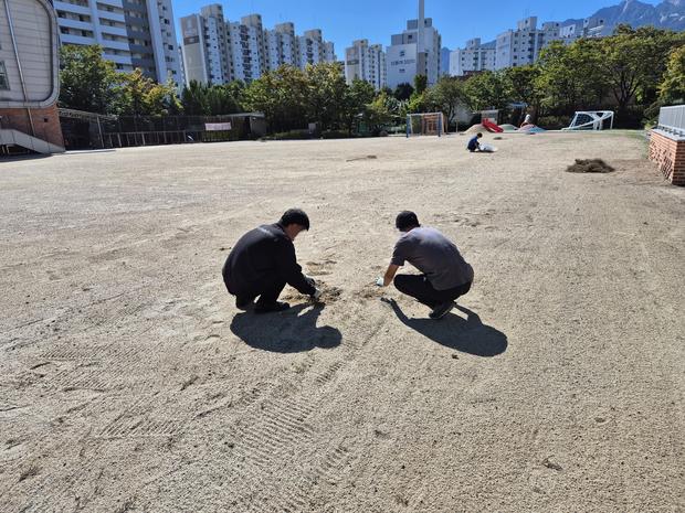 운동장 소금살포 ?  | 의신면중학교, 전국산업안전으로 안정된 운동장 만들어요! 관련 이미지